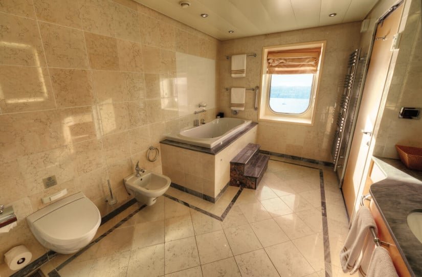 Grand Duplex Spa Bathroom Queen Mary 2