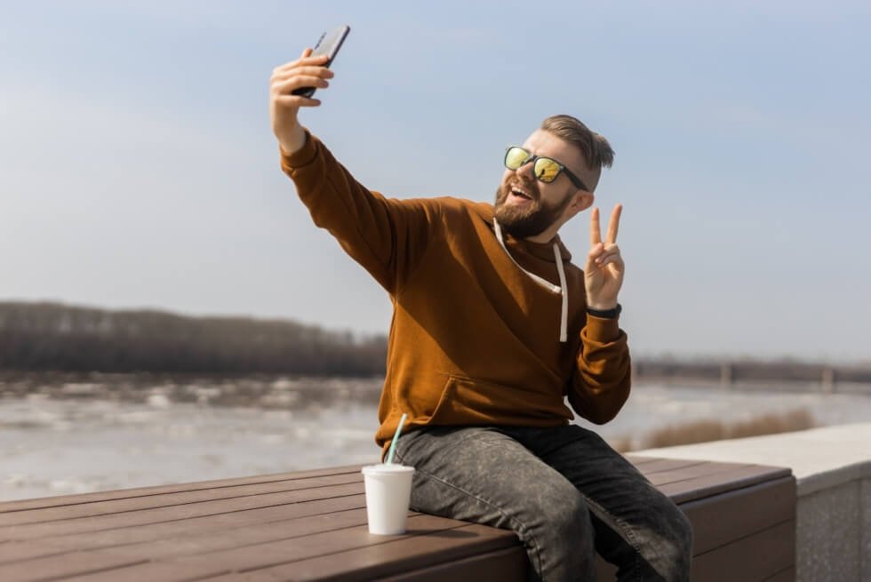 A Guy S Guide For Taking Attractive Selfies